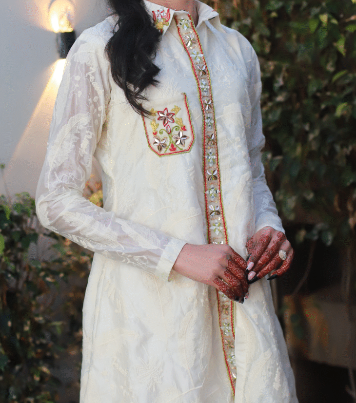 2-Piece Elegant Embroidered Organza Kurta with Gold Brocade Pants - Image 3